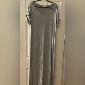 Short sleeve dress with slits on the size. Size Large.